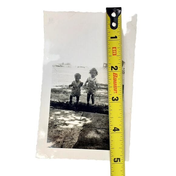 Vtg Children Playing Summertime Monochrome Photography Found Snapshot Portrait - Picture 3 of 4